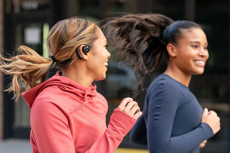 一人の女性はBose Sportのワイヤレスイヤホンをつけてジョギングする女性2人