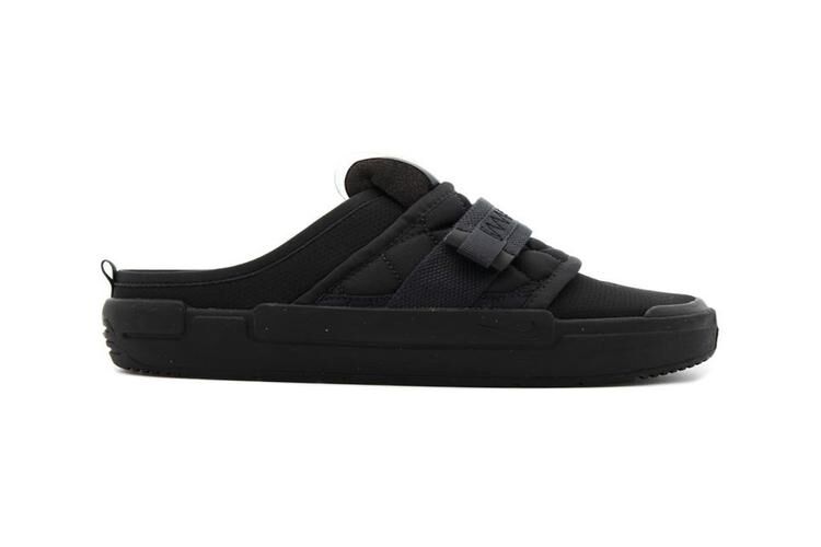 横から見た黒色のNike Offline Slip-On